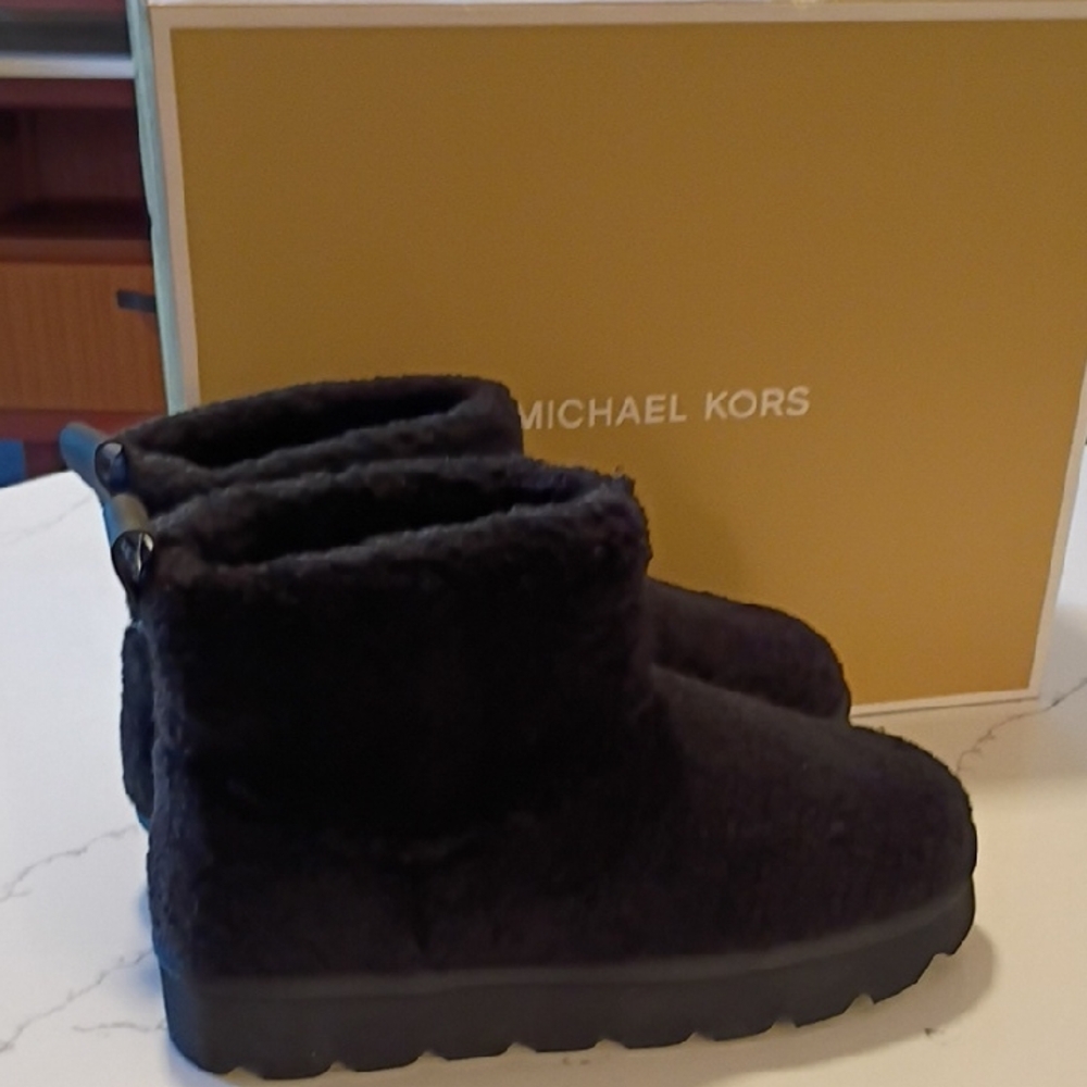 New Michael Kors Winnie Black Curly Faux Shearling Cozy Boots